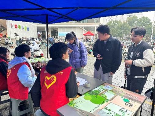 一群人在桌子前切蛋糕 AI 生成的内容可能不正确。